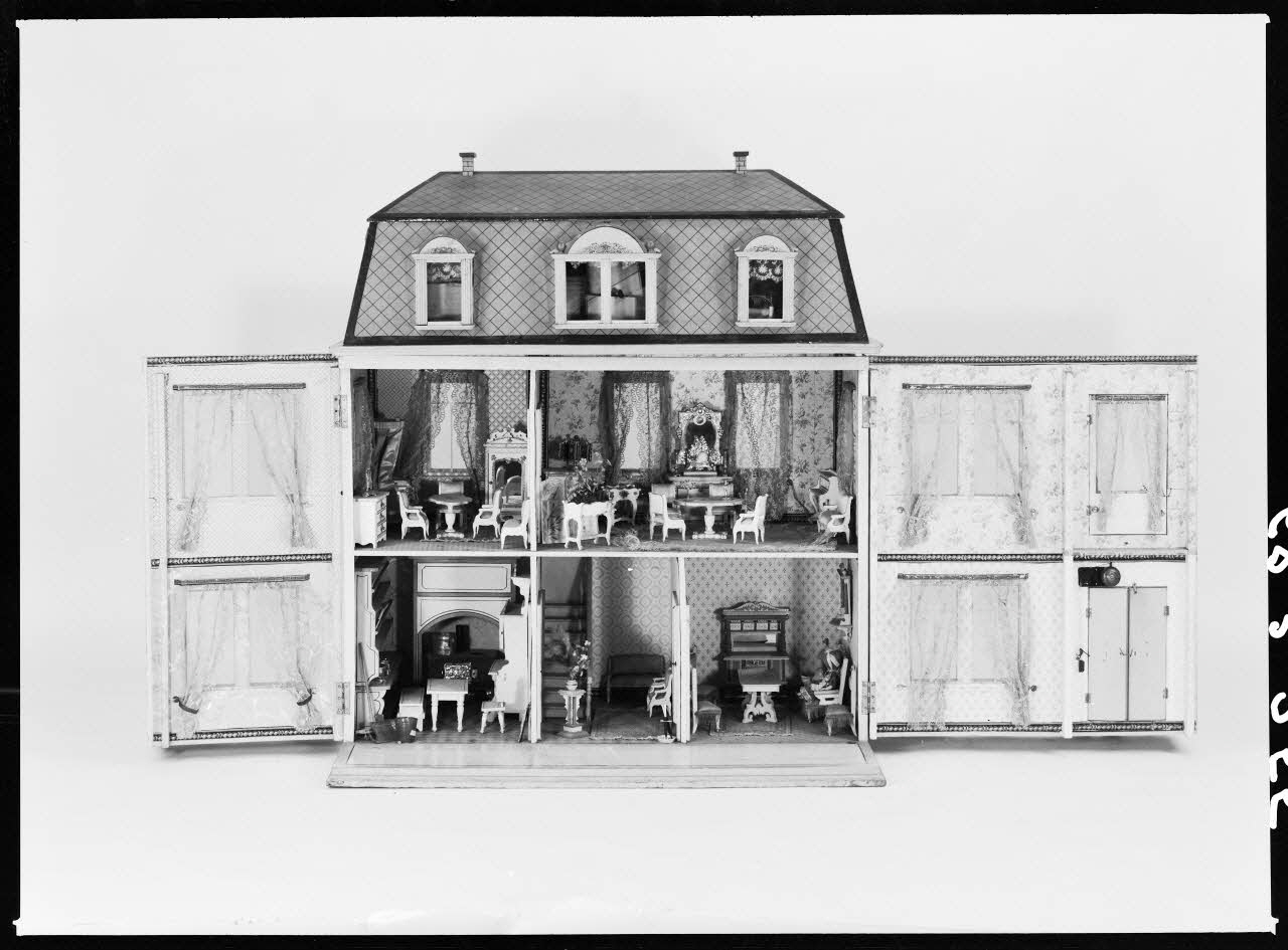 Alain Guey photographie Maison de poupée et accessoires en bois peint. Vue ouverte Ile-de-France, France 1968/2/1 Ph.1968.3.255 Photo