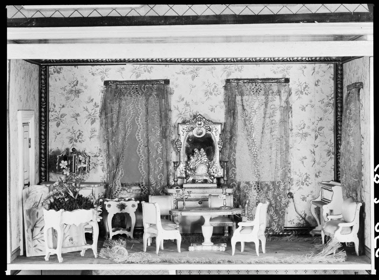 Alain Guey photographie Maison de poupée et accessoires en bois peint. Vue ouverte : premier étage, grand salon Ile-de-France, France 1968/2/1 Ph.1968.3.256 Photo