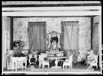 Alain Guey photographie Maison de poupée et accessoires en bois peint. Vue ouverte : premier étage, grand salon Ile-de-France, France 1968/2/1 Ph.1968.3.256 Photo