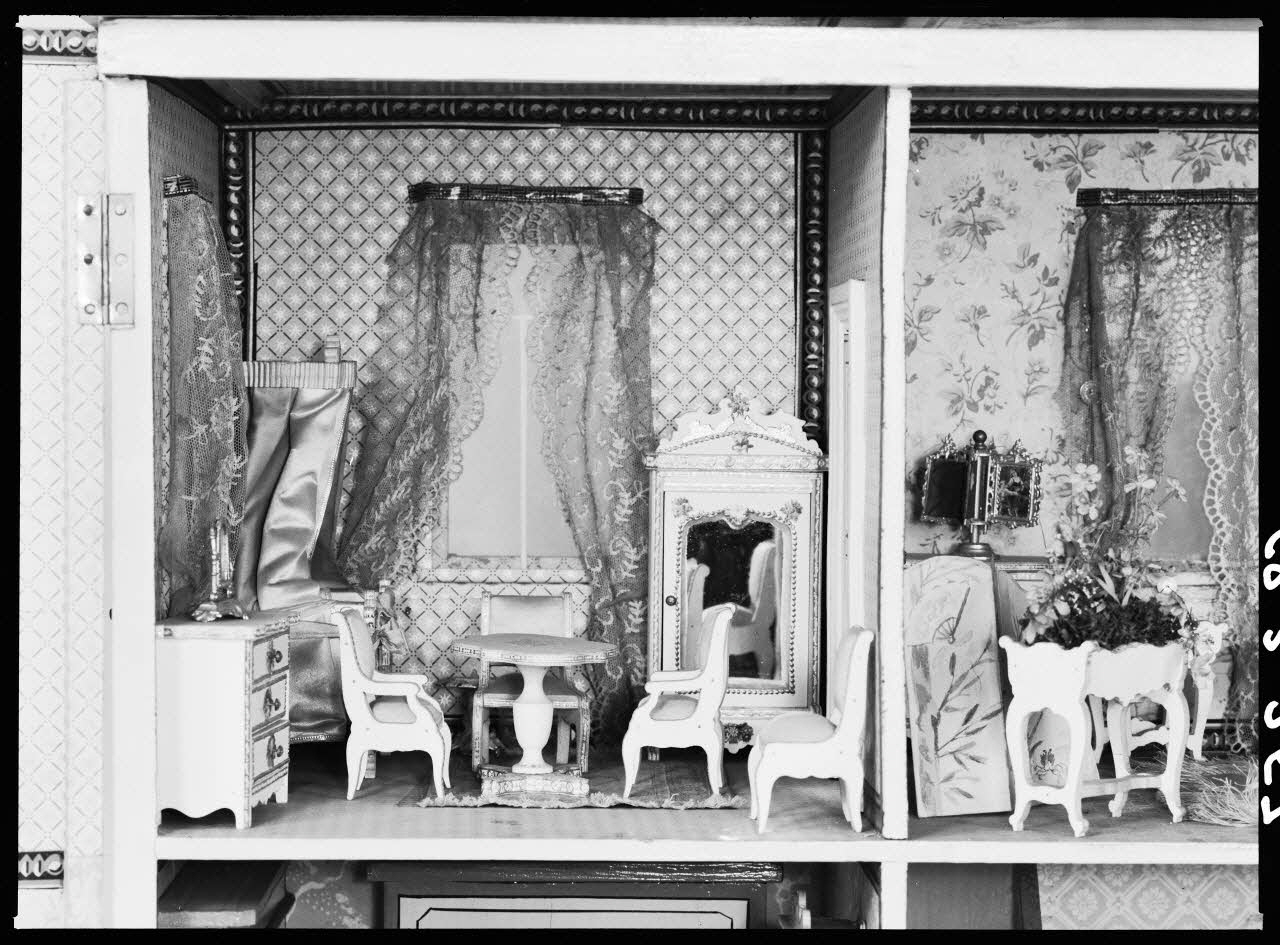 Alain Guey photographie Maison de poupée et accessoires en bois peint. Vue ouverte : premier étage, chambre à coucher Ile-de-France, France 1968/2/1 Ph.1968.3.257 Photo