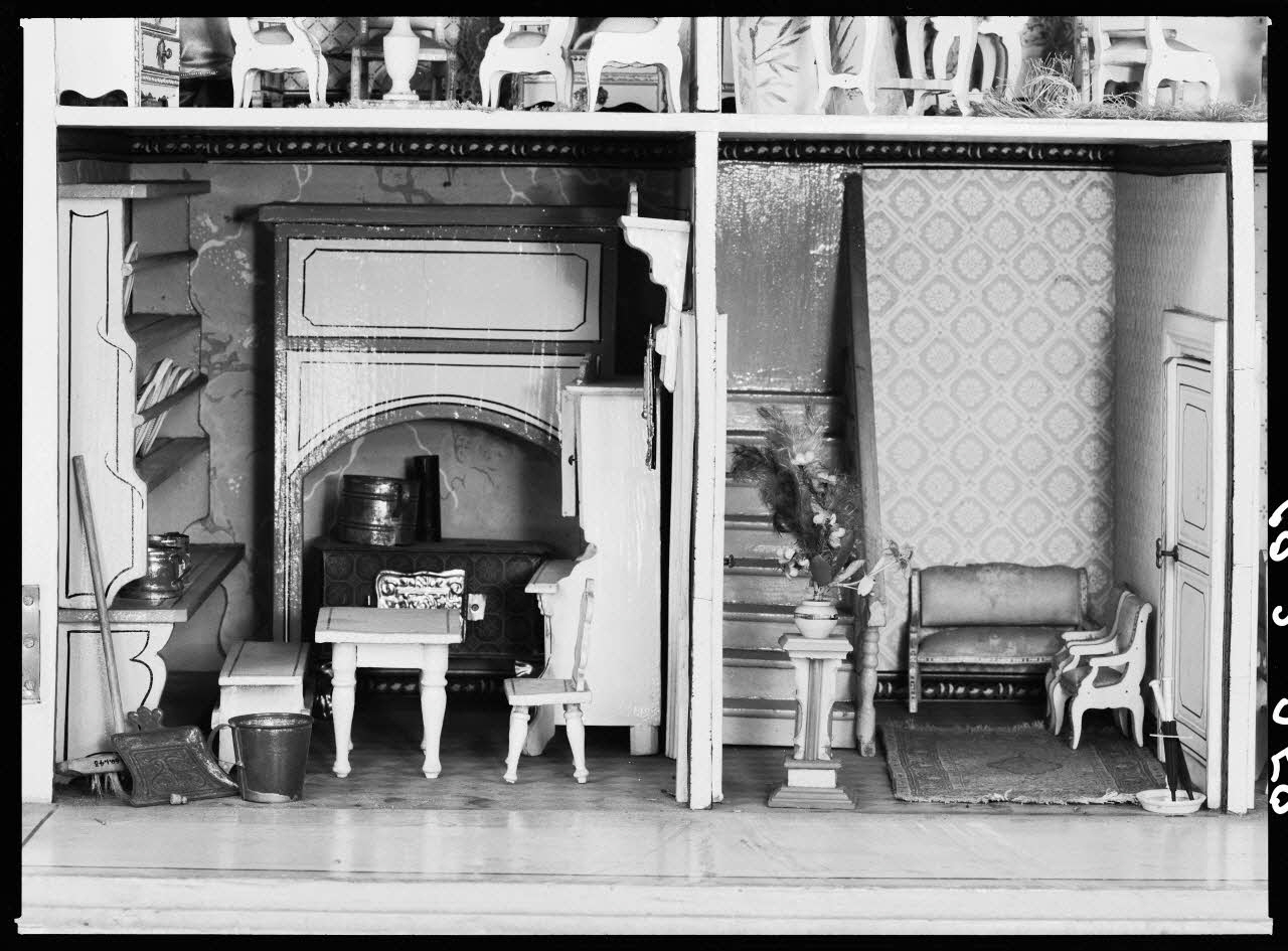 Alain Guey photographie Maison de poupée et accessoires en bois peint. Vue ouverte : rez-de-chaussée, entrée et cuisine Ile-de-France, France 1968/2/1 Ph.1968.3.258 Photo