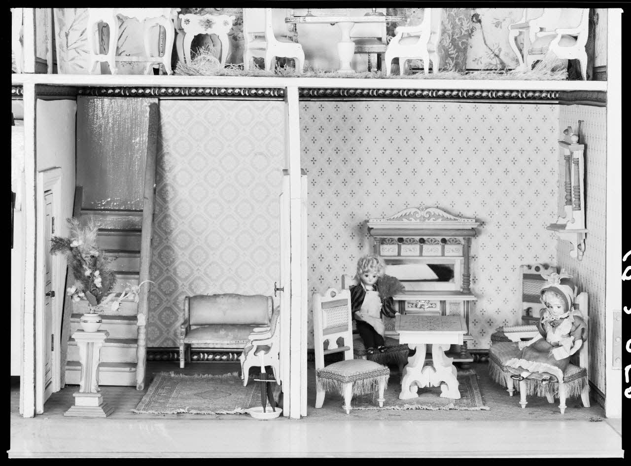 Alain Guey photographie Maison de poupée et accessoires en bois peint. Vue ouverte : rez-de-chaussée, salle à manger Ile-de-France, France 1968/2/1 Ph.1968.3.259 Photo