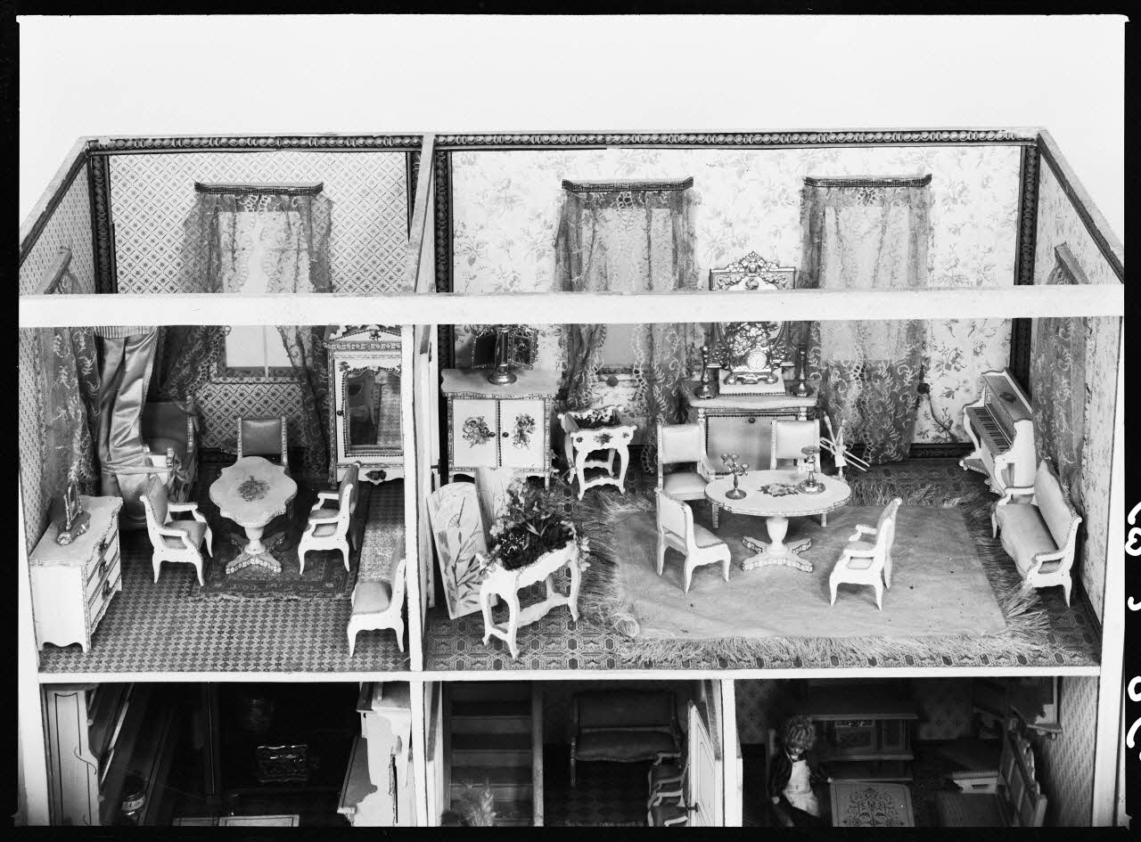 Alain Guey photographie Maison de poupée et accessoires en bois peint. Vue d'ensemble sans le toit Ile-de-France, France 1968/2/1 Ph.1968.3.260 Photo