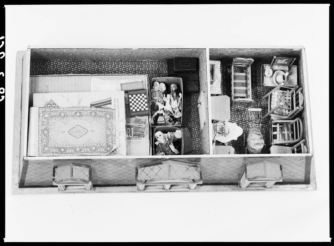 Alain Guey photographie Maison de poupée et accessoires en bois peint. Vue du grenier Ile-de-France, France 1968/2/1 Ph.1968.3.261 Photo