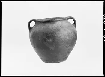 Alain Guey photographie Pot à lait provenant de Saint-Jean-la-Poterie (Morbihan) Ile-de-France, France 1968/2/1 Ph.1968.3.279 Photo
