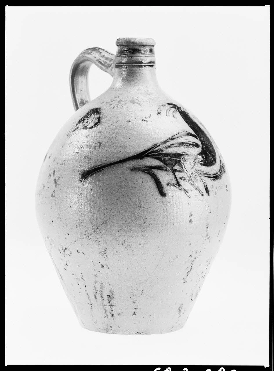 Alain Guey photographie Cruche à huile en grès gris à décor bleu. Provient du Bas-Rhin Ile-de-France, France 1968/2/1 Ph.1968.3.286 Photo