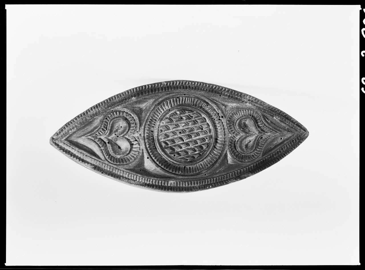 Alain Guey photographie Forme à beurre en bois provenant du Bas-Rhin Ile-de-France, France 1968/2/1 Ph.1968.3.296 Photo