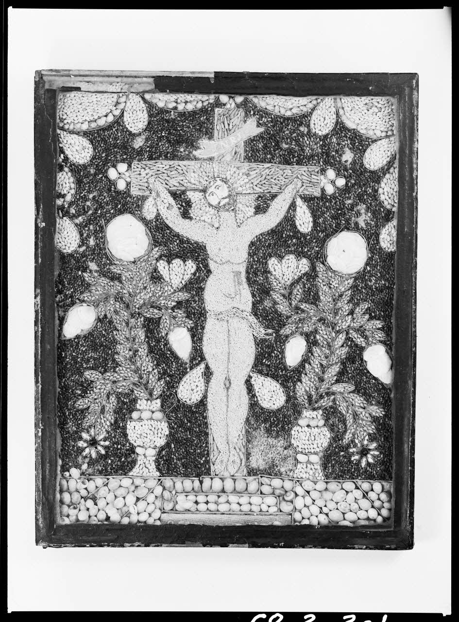 Alain Guey photographie Christ en croix réalisé à partir de coquillages divers. Dans une boîte en carton Ile-de-France, France 1968/2/1 Ph.1968.3.301 Photo