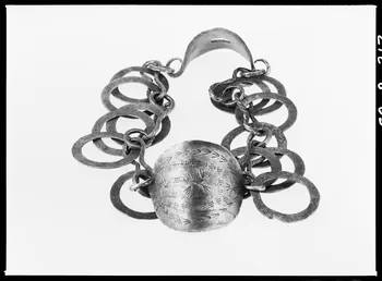 Alain Guey photographie Collier de bœuf. Ornements avec anneaux guillochés. Fer forgé. Provient de Rodez (Aveyron) Ile-de-France, France 1968/2/1 Ph.1968.3.313 Photo