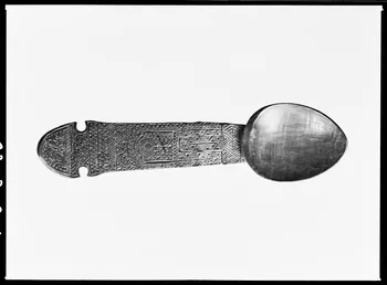 Alain Guey photographie Cuiller bretonne en bois gravé avec manche articulé. Daté de 1821 Ile-de-France, France 1968/2/1 Ph.1968.3.317  Photo