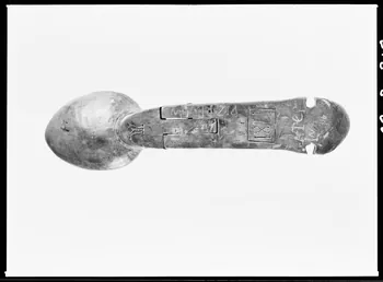 Alain Guey photographie Cuiller bretonne en bois gravé avec manche articulé. Daté de 1821 (détail) Ile-de-France, France 1968/2/1 Ph.1968.3.318  Photo