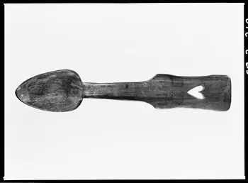 Alain Guey photographie Cuiller provençale en corne avec initiales inscrites. Manche ajouré à motif cordiforme. Daté de 1854 Ile-de-France, France 1968/2/1 Ph.1968.3.319 Photo