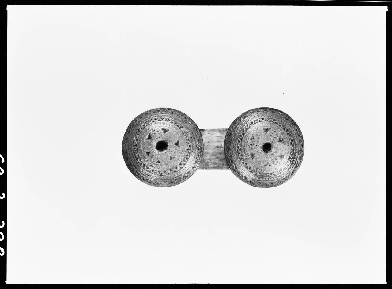 Alain Guey photographie Bouton-double en bois gravé et incrusté de rouge et vert. Daté de 1854. Provient du Finistère Ile-de-France, France 1968/2/1 Ph.1968.3.328 Photo