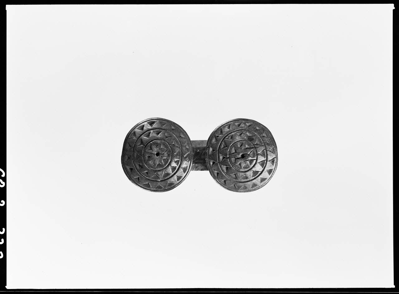 Alain Guey photographie Bouton-double en bois gravé. Provient du Finistère Ile-de-France, France 1968/2/1 Ph.1968.3.332 Photo