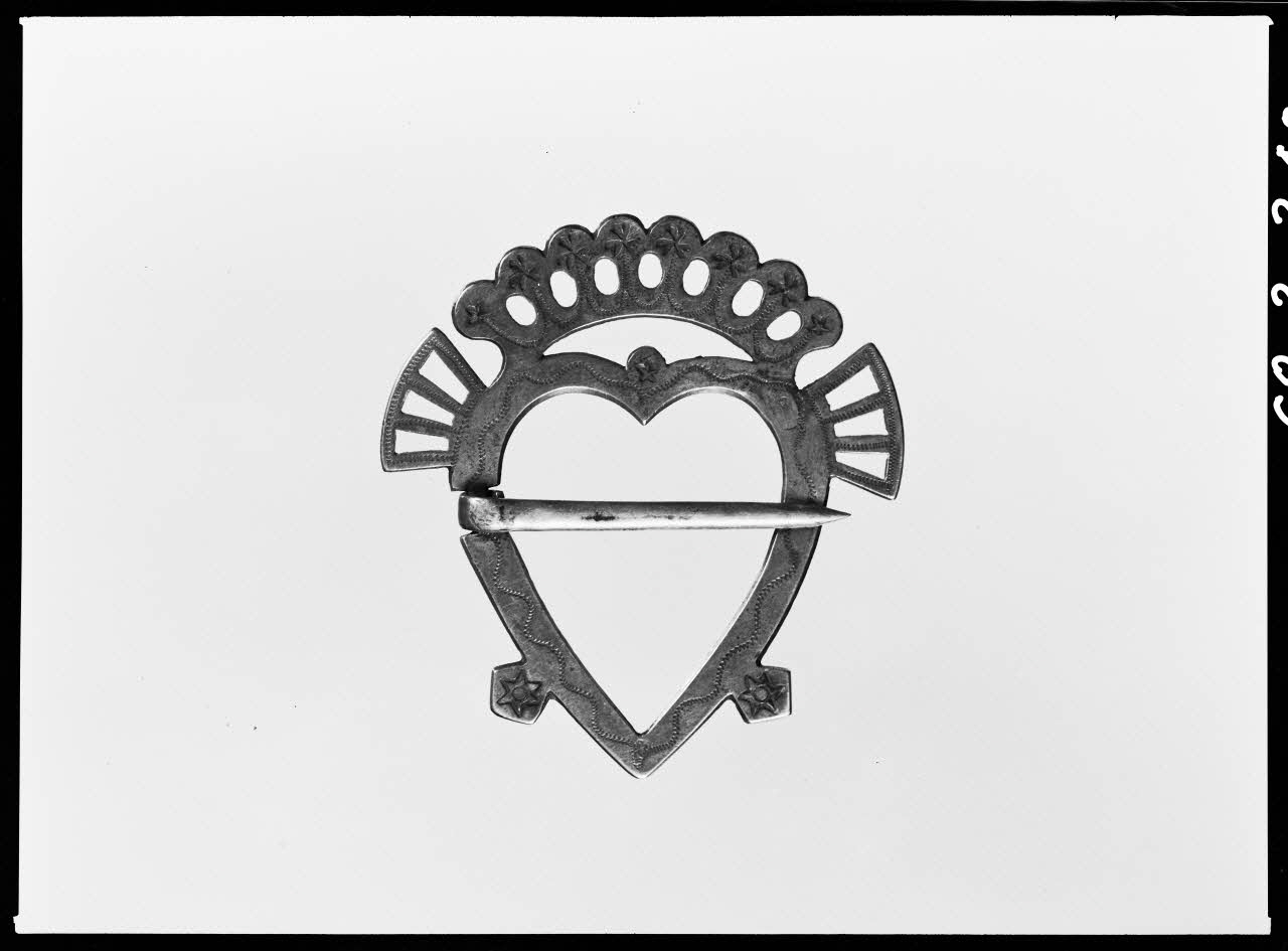 Alain Guey photographie Fibule cordiforme surmontée d'une couronne à hui fleurons. Provient de Vendée Ile-de-France, France 1968/2/1 Ph.1968.3.340 Photo
