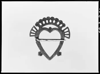 Alain Guey photographie Fibule cordiforme surmontée d'une couronne à hui fleurons. Provient de Vendée Ile-de-France, France 1968/2/1 Ph.1968.3.340 Photo