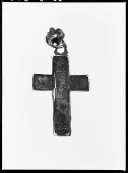 Alain Guey photographie Croix en argent gravé provenant de Morlaix (Finistère) Ile-de-France, France 1968/2/1 Ph.1968.3.346 Photo