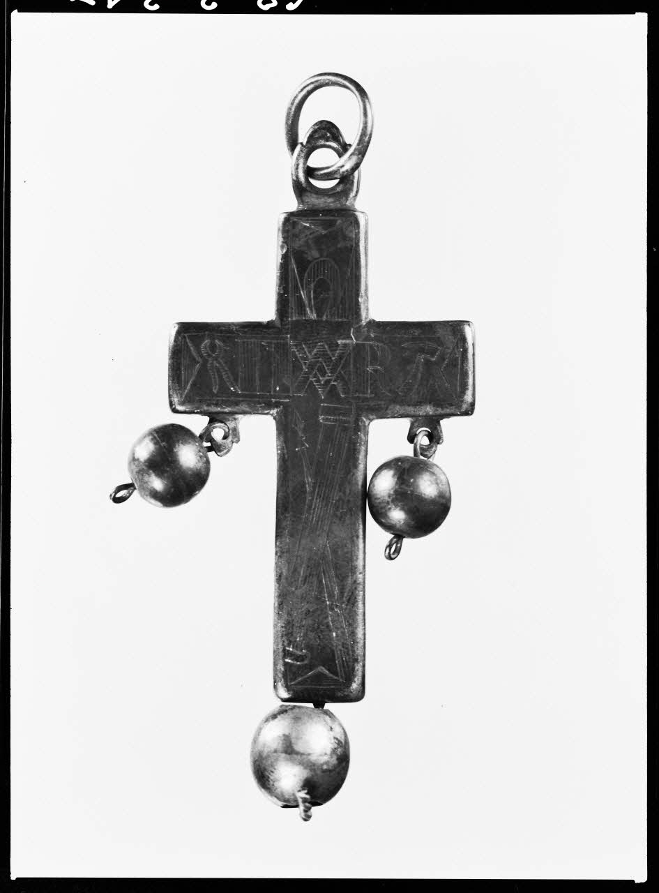 Alain Guey photographie Croix en argent gravé provenant de Morlaix (Finistère) Ile-de-France, France 1968/2/1 Ph.1968.3.347  Photo
