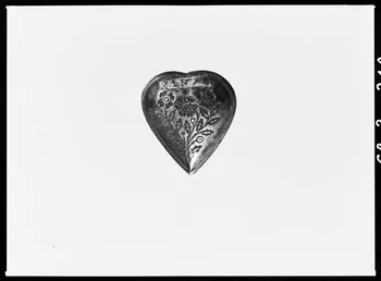 Alain Guey photographie Cœur en argent. Provient du Finistère Ile-de-France, France 1968/2/1 Ph.1968.3.349 Photo