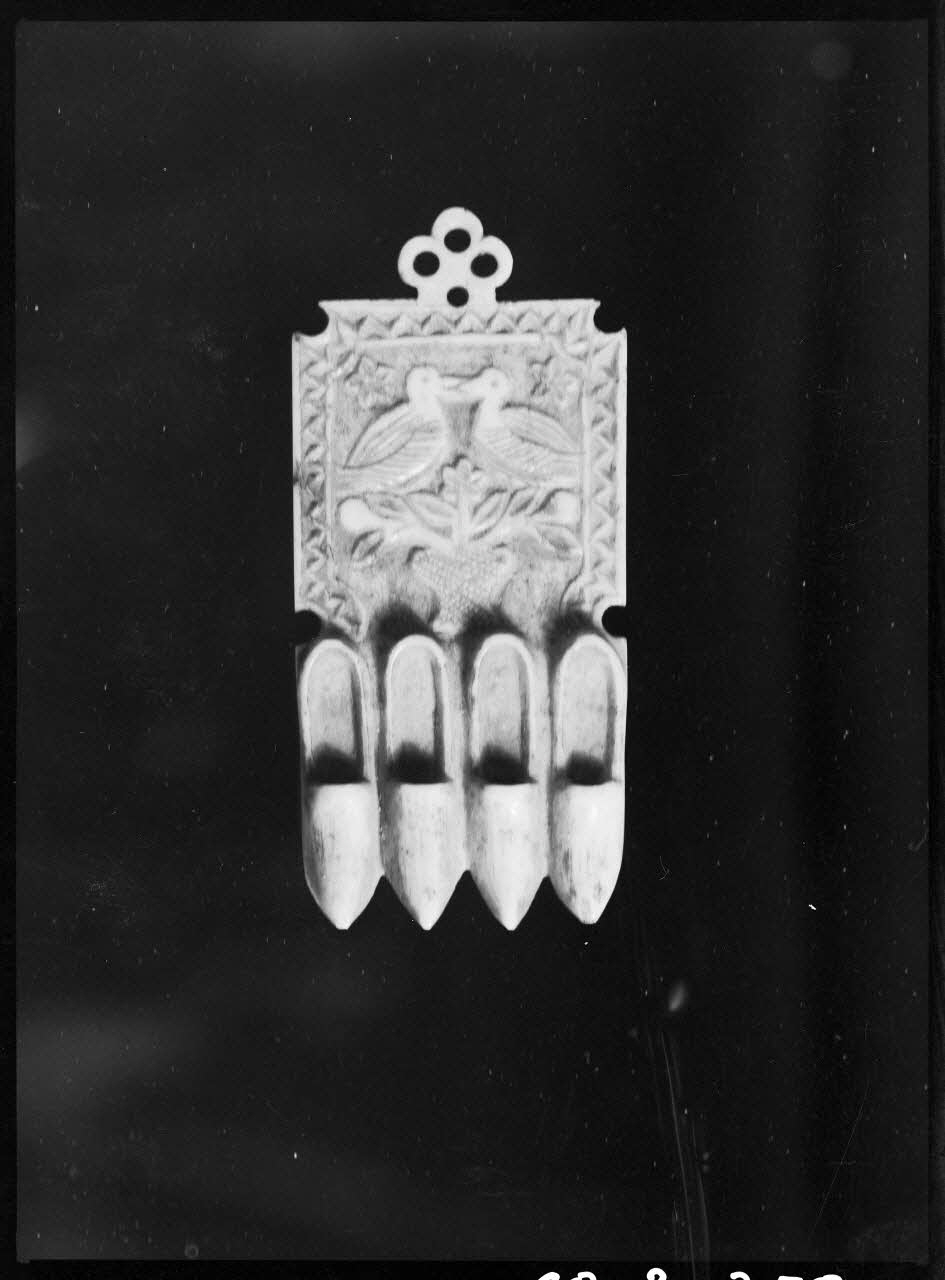 Alain Guey photographie Affiquet en os sculpté provenant d'Anjou Ile-de-France, France 1968/2/1 Ph.1968.3.358 Photo