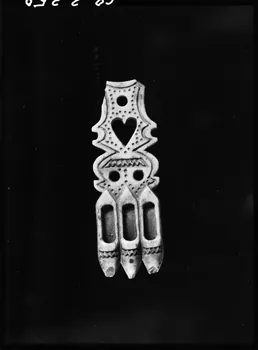 Alain Guey photographie Affiquet en os sculpté provenant d'Anjou Ile-de-France, France 1968/2/1 Ph.1968.3.359  Photo