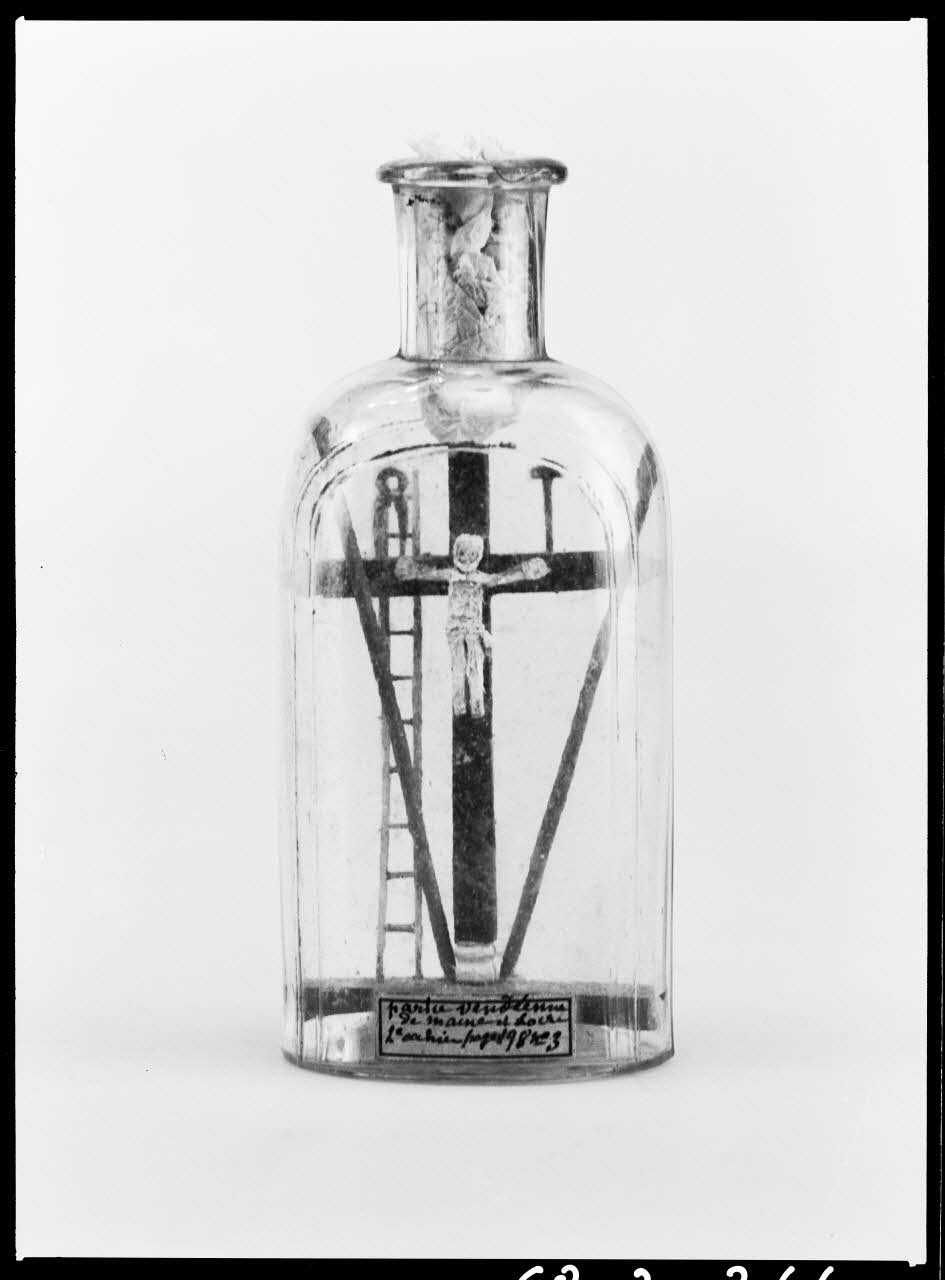 Alain Guey photographie Bouteille avec calvaire et instruments de la passion. Provient du Maine-et-Loire Ile-de-France, France 1968/2/1 Ph.1968.3.366  Photo