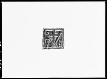 Alain Guey photographie Christ en croix. Plomb de pèlerinage. Provient du Poitou Ile-de-France, France 1968/3/1 Ph.1968.3.385 Photo