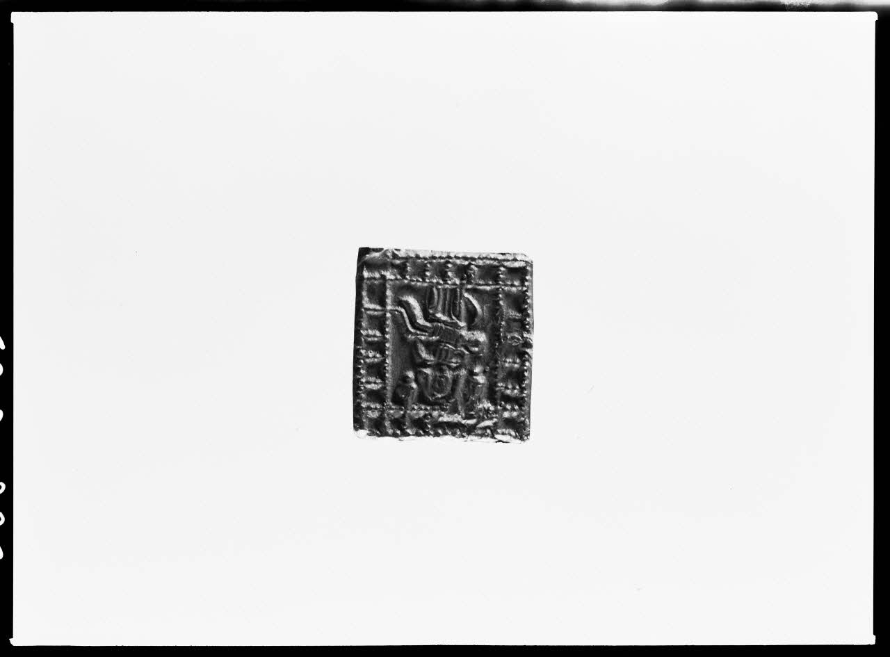 Alain Guey photographie Piéta. Plomb de pèlerinage. Provient du Poitou Ile-de-France, France 1968/3/1 Ph.1968.3.386 Photo