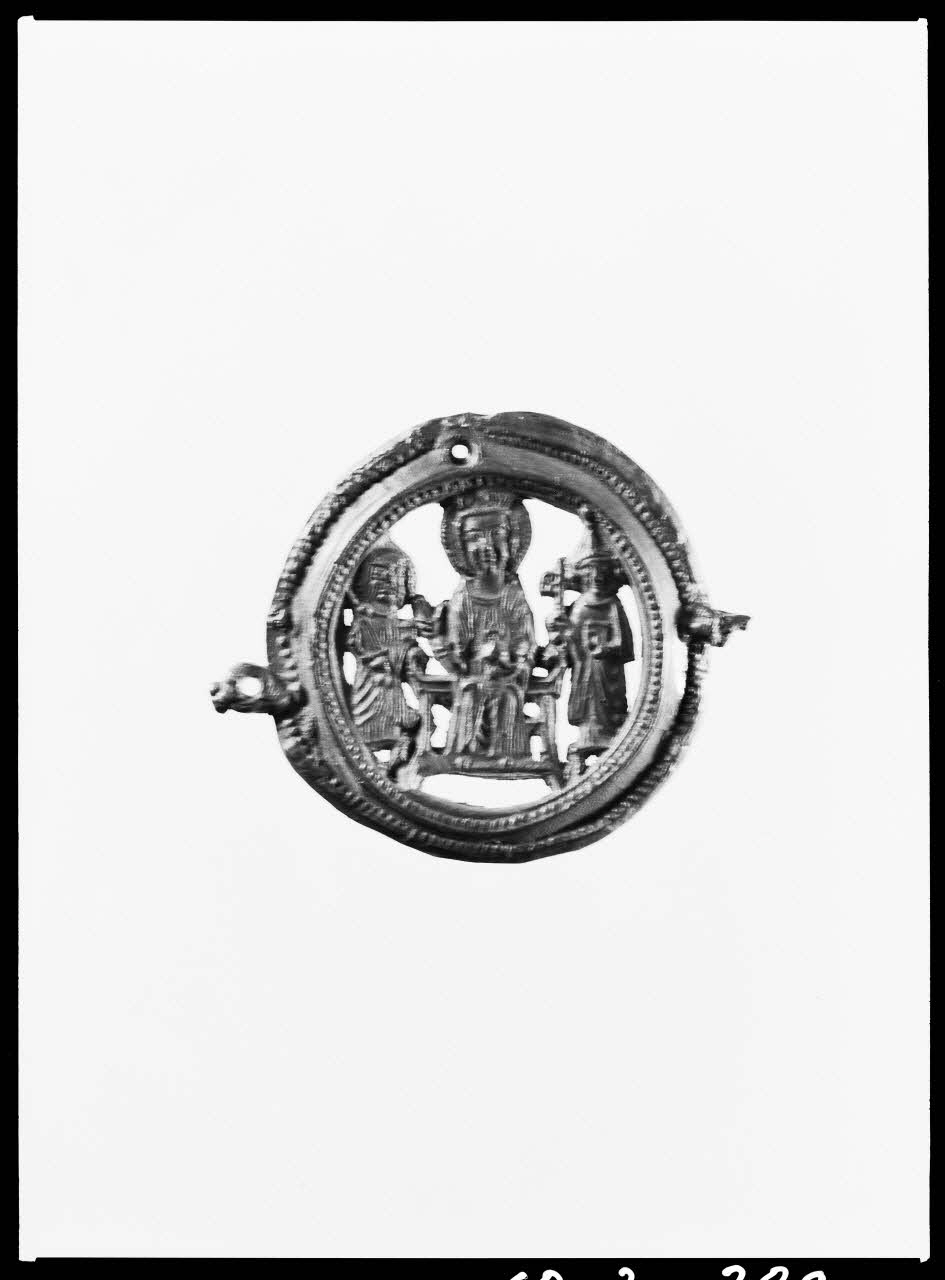 Alain Guey photographie Le christ et les deux apôtres. Plomb de pèlerinage Ile-de-France, France 1968/3/1 Ph.1968.3.389 Photo