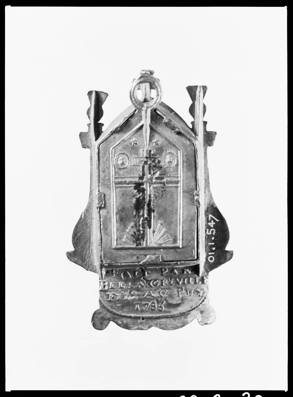 Alain Guey photographie Médaillon représentant la Vierge Noire. Etain et verre daté de 1787. Provient du Puy-en-Velay (recto) Ile-de-France, France 1968/3/1 Ph.1968.3.390 Photo