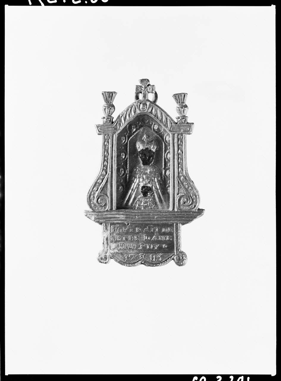 Alain Guey photographie Médaillon représentant la Vierge Noire. Etain et verre daté de 1787. Provient du Puy-en-Velay (verso) Ile-de-France, France 1968/3/1 Ph.1968.3.391 Photo