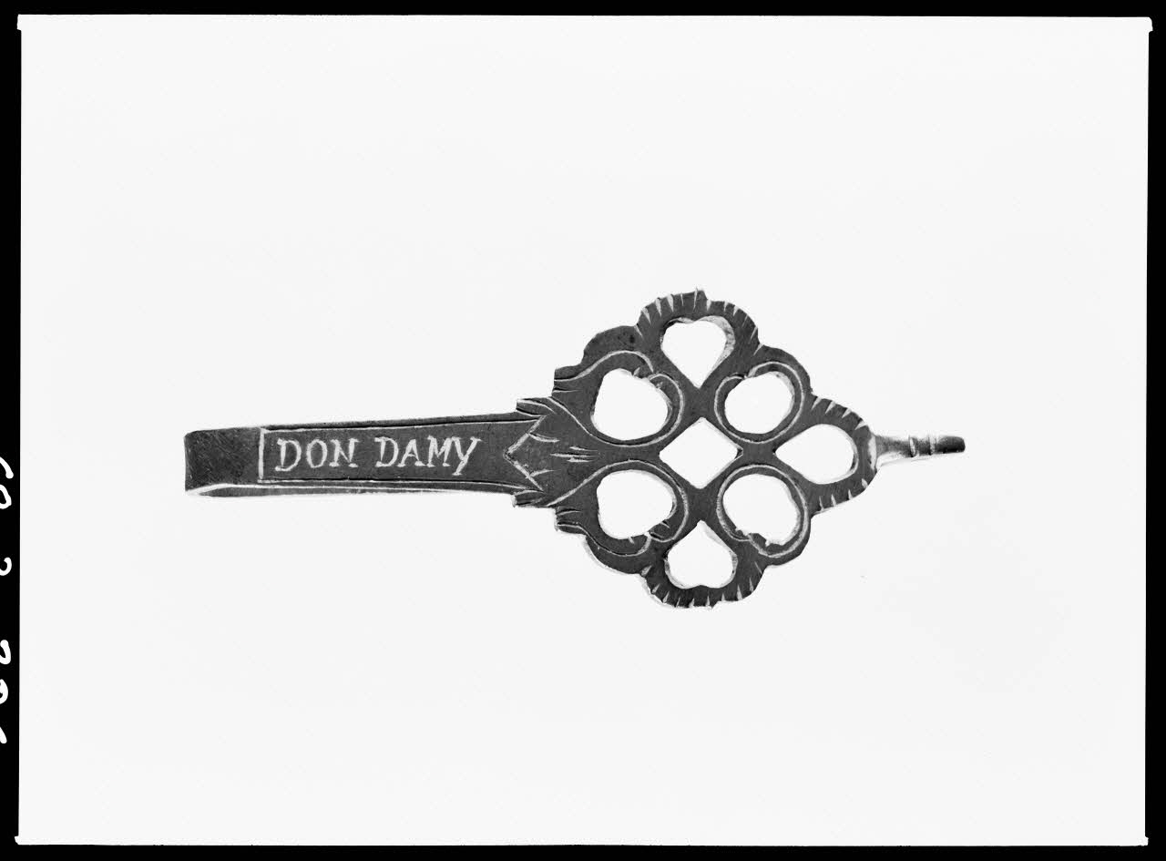 Alain Guey photographie Agrafe en cuivre ajouré décoré de deux cœurs. Gravé "Don Damy" Ile-de-France, France 1968/3/1 Ph.1968.3.396 Photo