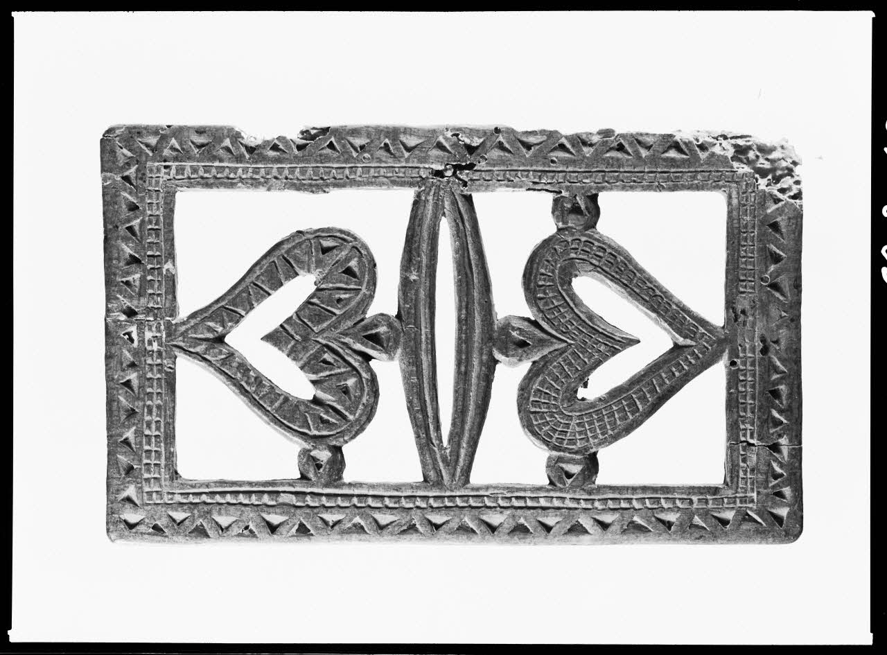 Alain Guey photographie Plioir à dentelle en bois ajouré provenant d'Auvergne (recto) Ile-de-France, France 1968/3/1 Ph.1968.3.427 Photo