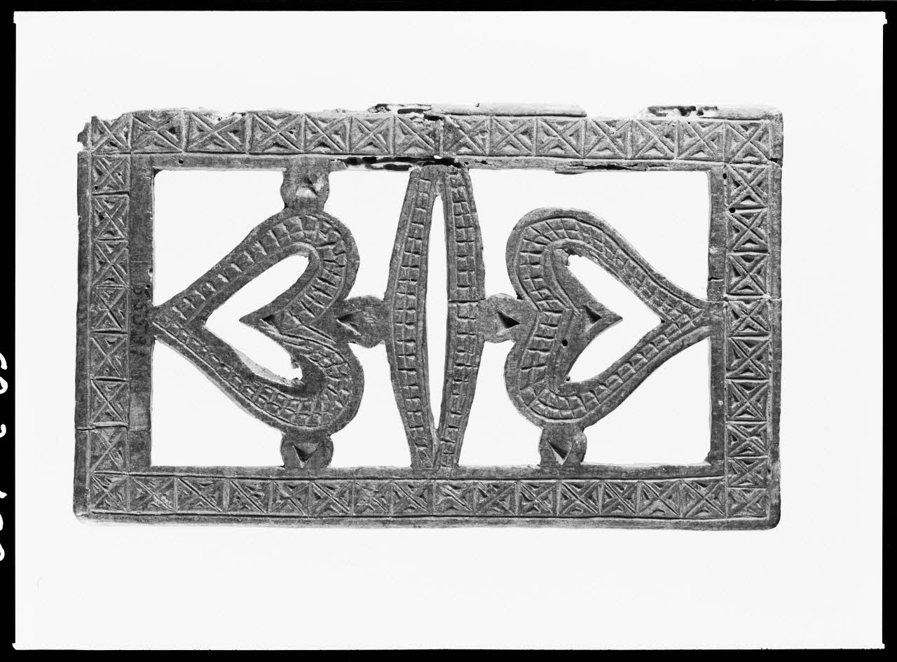 Alain Guey photographie Plioir à dentelle en bois ajouré provenant d'Auvergne (verso) Ile-de-France, France 1968/3/1 Ph.1968.3.428 Photo