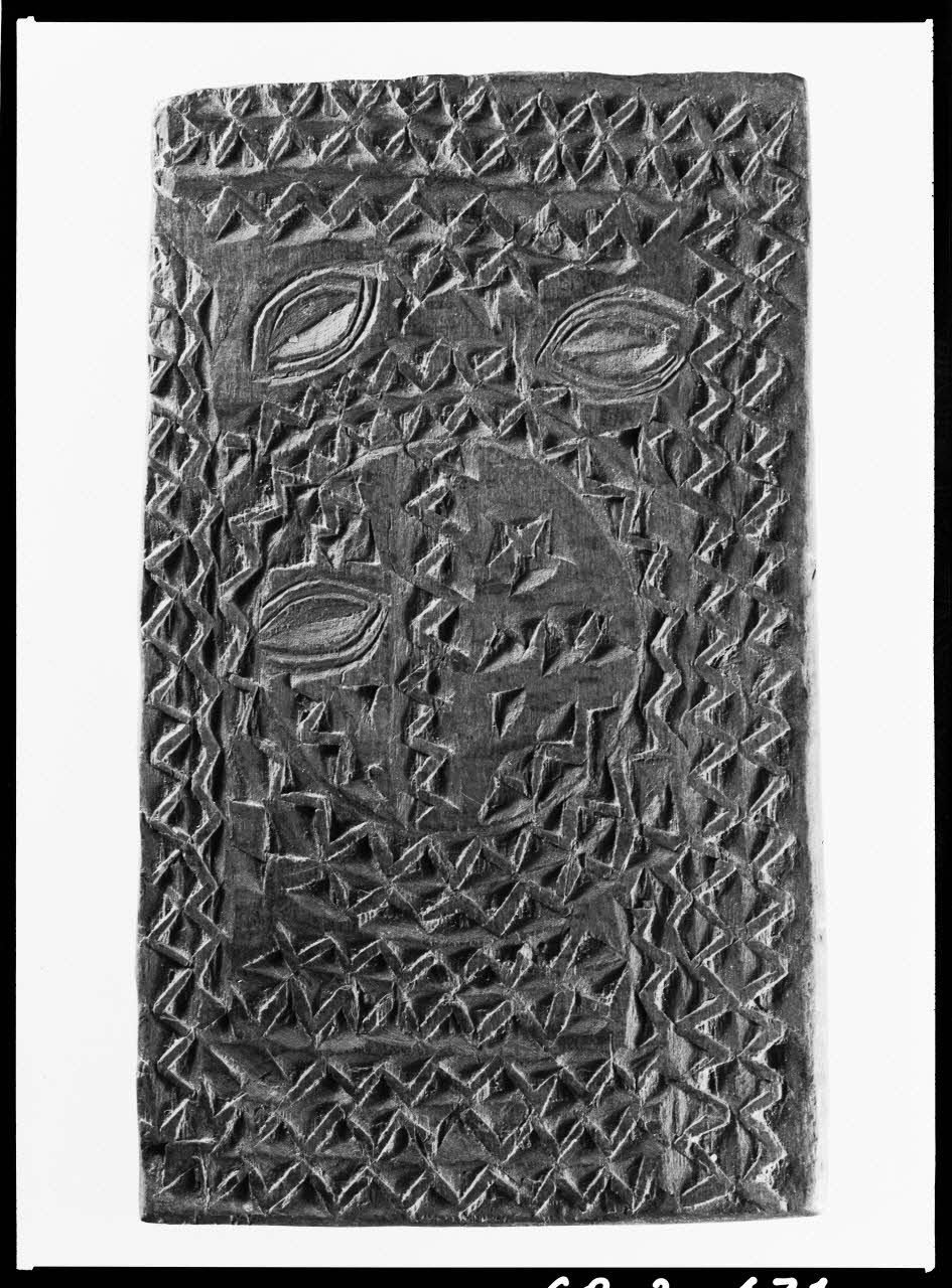 Alain Guey photographie Plioir à dentelle en bois sculpté (recto) Ile-de-France, France 1968/3/1 Ph.1968.3.431 Photo