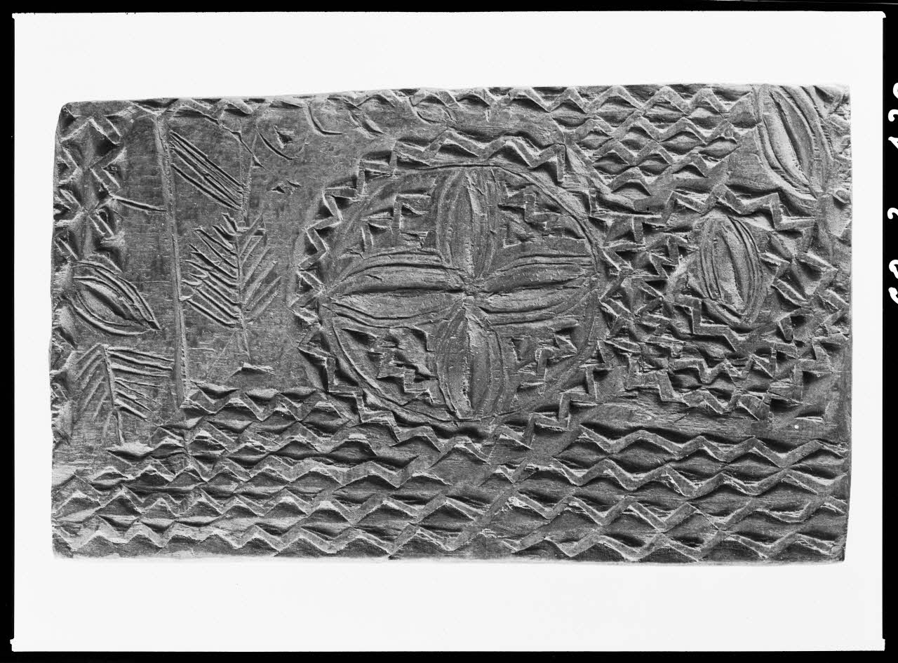 Alain Guey photographie Plioir à dentelle en bois sculpté (verso) Ile-de-France, France 1968/3/1 Ph.1968.3.432 Photo