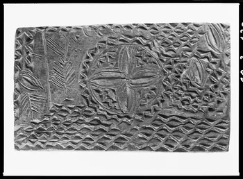 Alain Guey photographie Plioir à dentelle en bois sculpté (verso) Ile-de-France, France 1968/3/1 Ph.1968.3.432 Photo