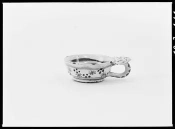 Alain Guey photographie Tasse de mariage en faïence blanche a décor polychrome Ile-de-France, France 1968/3/1 Ph.1968.3.441 Photo