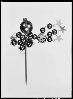 Alain Guey photographie Epingles à tête en verre soufflé à paillettes dorées Ile-de-France, France 1968/3/1 Ph.1968.3.455 Photo