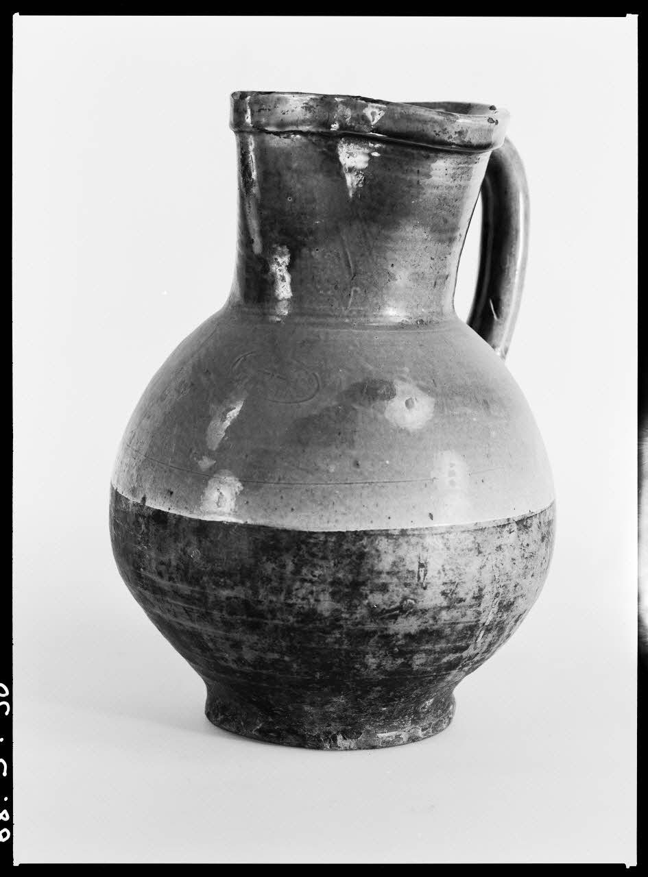 Alain Guey photographie Cruche à vin. Provient de Salerne (Var) Ile-de-France, France 1968/1/1 Ph.1968.3.50 Photo