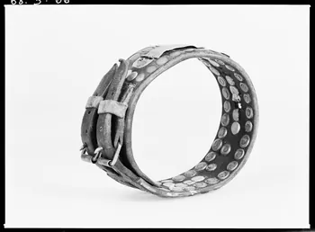 Alain Guey photographie Collier de chien en cuir clouté de cuivre. Provient des Bouches-du-Rhône Ile-de-France, France 1968/2/1 Ph.1968.3.66 Photo