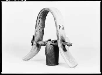 Alain Guey photographie Collier de brebis et sonnaille. Provient de Mouriès (Bouches-du-Rhône) Ile-de-France, France 1968/2/1 Ph.1968.3.68 Photo