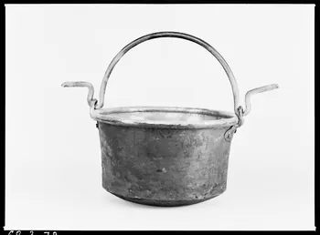 Alain Guey photographie Chaudron en cuivre et fer provenant de Vallabrègues (Gard) Ile-de-France, France 1968/2/1 Ph.1968.3.79  Photo