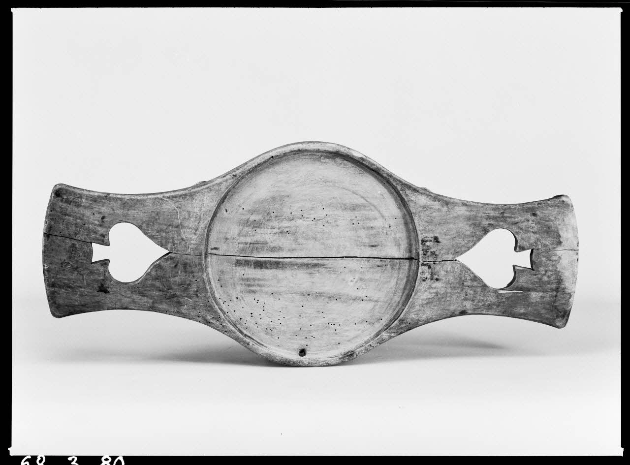 Alain Guey photographie Egouttoir à fromage en hêtre provenant des Hautes-Pyrénées Ile-de-France, France 1968/2/1 Ph.1968.3.80 Photo