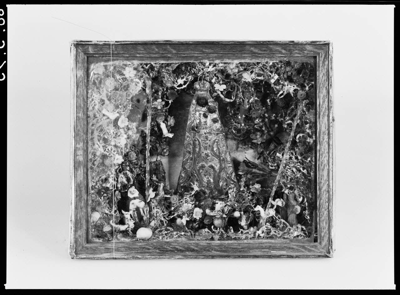 Alain Guey photographie Tableau en relief avec Vierge noire. Provient de France et daté du 19è siècle Ile-de-France, France 1968/2/1 Ph.1968.3.95 Photo