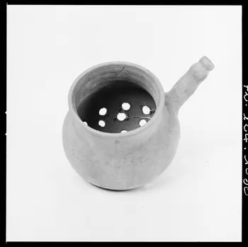 Réunion des musées nationaux - Grand Palais photographie Pot à cuire les châtaignes France 1972 Ph.1972.124.1030 Photo