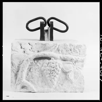 Réunion des musées nationaux - Grand Palais photographie Louves pour transport des pierres. Pierre sciée France 1972 Ph.1972.124.1089 Photo