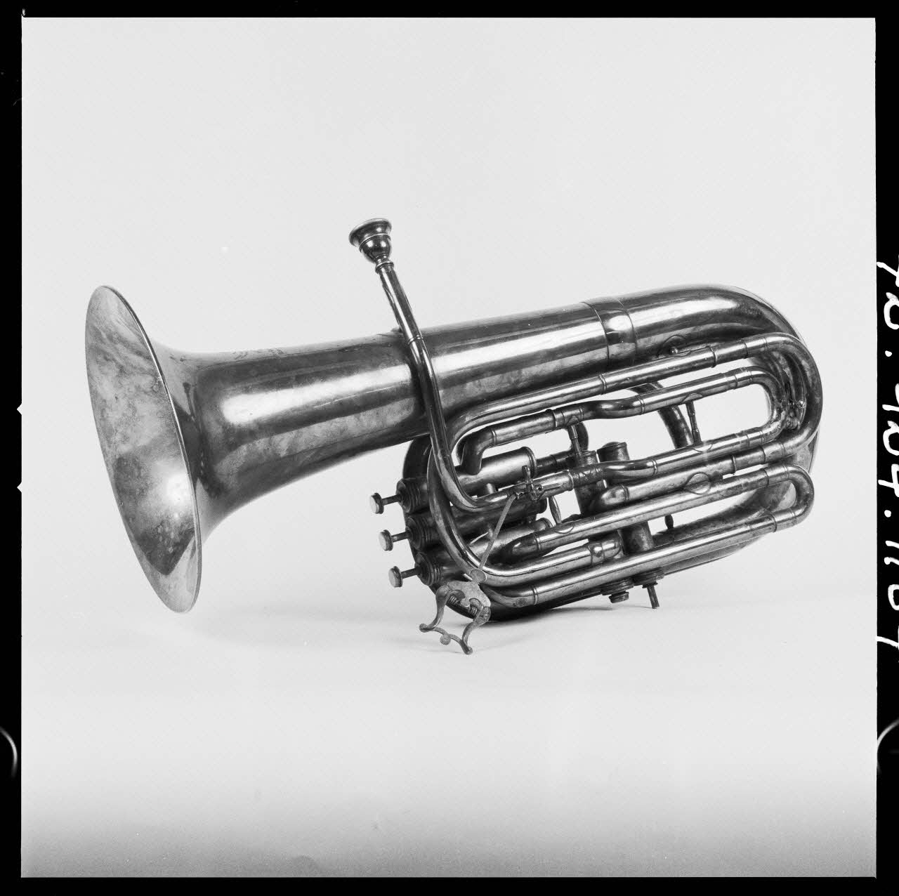 Réunion des musées nationaux - Grand Palais photographie Basse à vent et housse France 1972 Ph.1972.124.1104 Photo