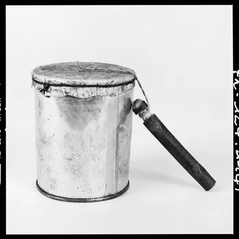 Réunion des musées nationaux - Grand Palais photographie Tambour à friction tournoyant France 1972 Ph.1972.124.1141 Photo