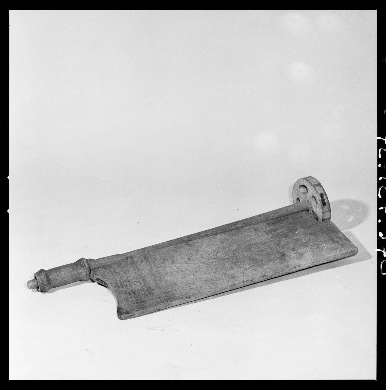 Réunion des musées nationaux - Grand Palais photographie Brise-caillé et palette. Buron France 1972 Ph.1972.124.570 Photo